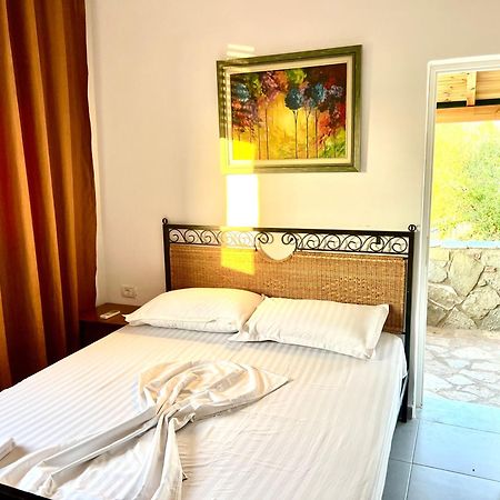 Jardin Miraculeux Hotel Himare Exterior foto