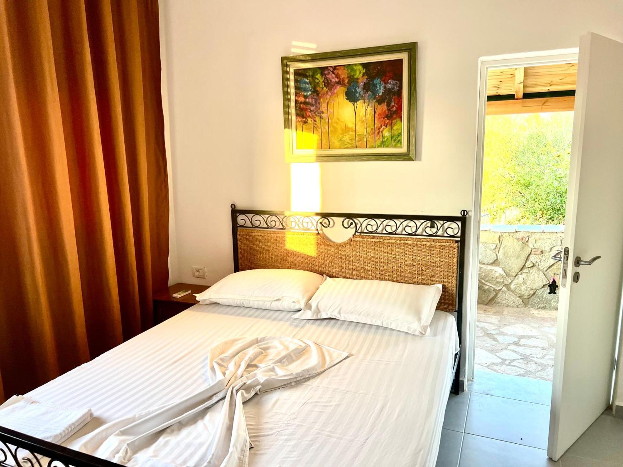 Jardin Miraculeux Hotel Himare Exterior foto