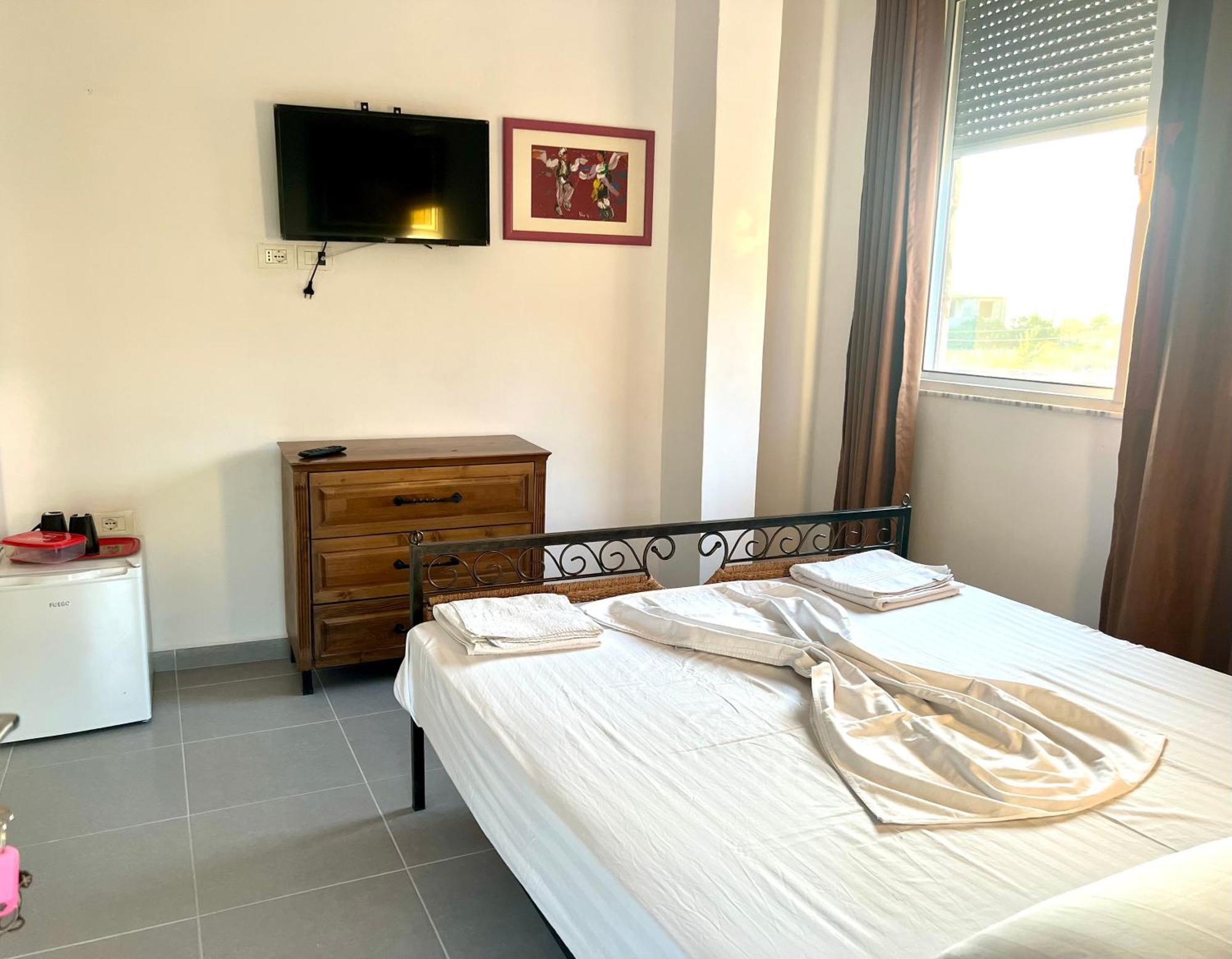 Jardin Miraculeux Hotel Himare Exterior foto