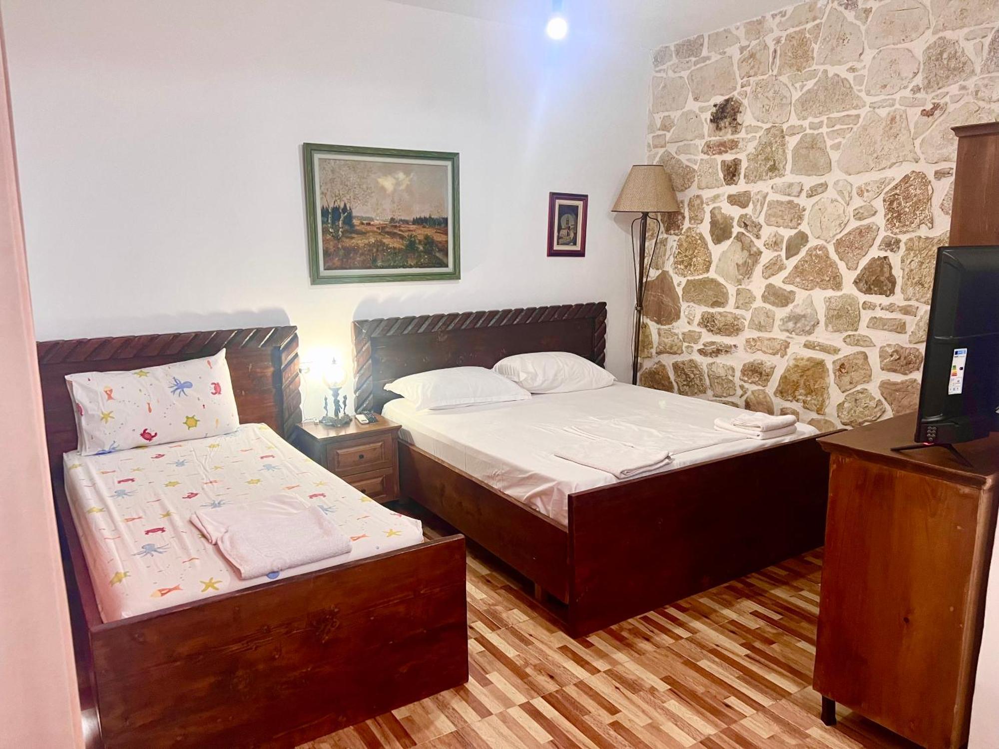 Jardin Miraculeux Hotel Himare Exterior foto
